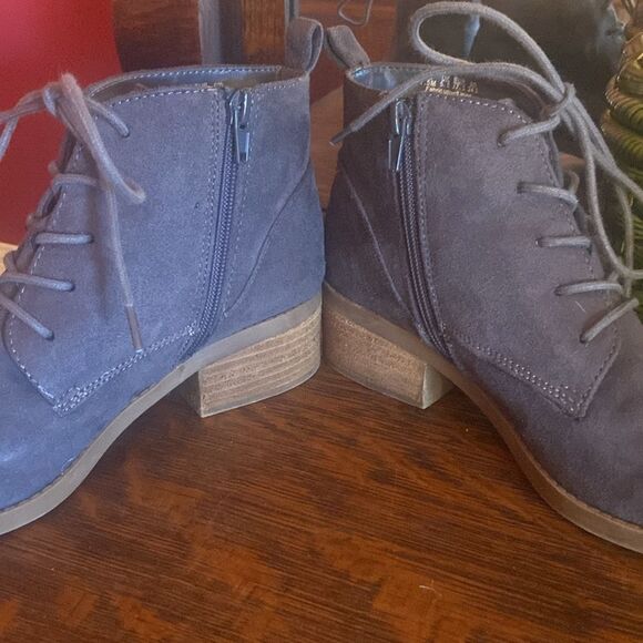 Carlos Santana gray suede boots by Macy’s 7 1/2, very comfortable - Picture 6 of 8